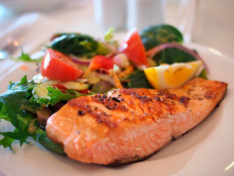 Leia mais sobre o artigo Salmão: O Superalimento que Cuida do Corpo, da Mente e do Planeta