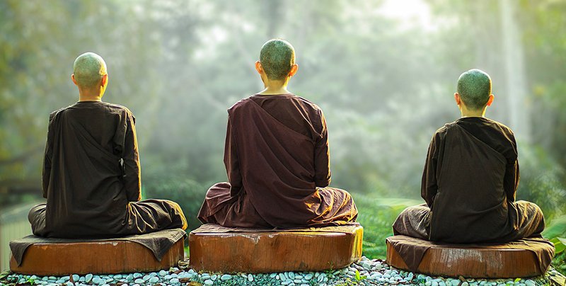 Monges meditando - A importância da meditação na saúde da mente e do corpo